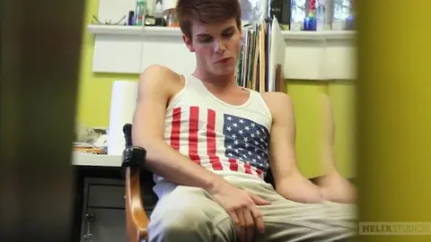 Rothaariger Junge mit einem riesigen Schwanz