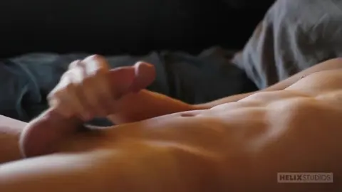 Ragazzo rosso arrapato si mette in mostra