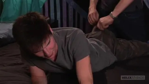 Jeff dá palmadas em Christian