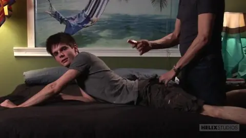 Jeff dá palmadas em Christian