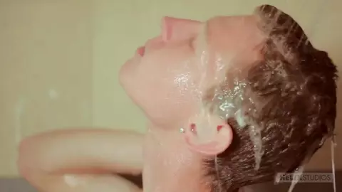 Silky Dallas sotto la doccia