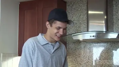 Il custode scopa un giovane ricco