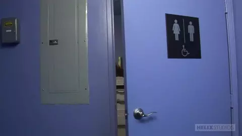 Una sveltina nel bagno di un ristorante