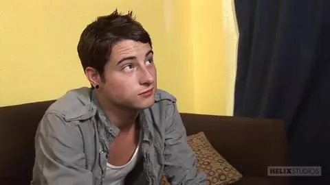 Un ragazzo nero e uno bianco scopano un bottom