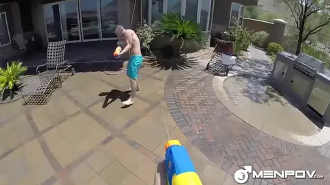 Молодой гопник сосёт у папика у бассейна