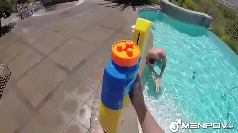 Un giovane chav fa un pompino a un daddy in piscina