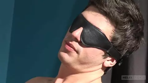 Atada, con los ojos vendados, a merced de un joven cabrón