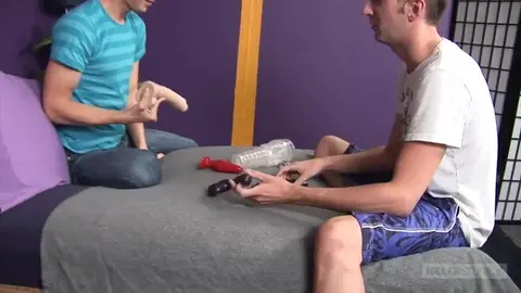 Si prepara l'ano con un dildo