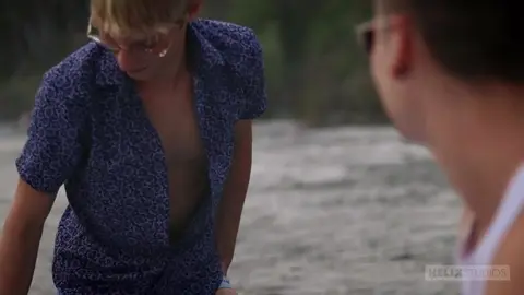 Depois da praia, seus corpos ardentes se entrelaçam