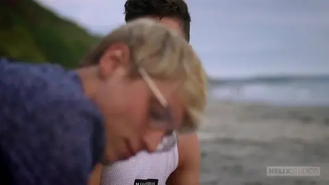 После пляжа их пылающие тела переплетаются