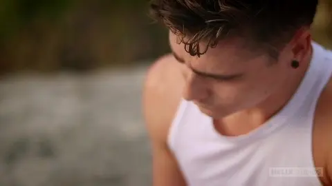 Después de la playa, sus cuerpos ardientes se entrelazan