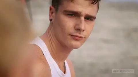 Después de la playa, sus cuerpos ardientes se entrelazan