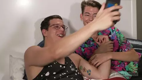 Er betrügt seinen Freund mit dem besten Kumpel