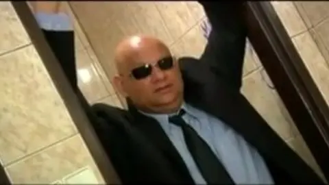 Twink comido no banheiro por um mafioso (roleplay)