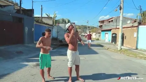 Pompino sotto il tavolo davanti alla famiglia