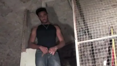 Giovane gay scopato da un etero nello scantinato