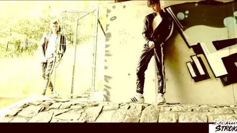 Scopata esibizionista sotto un ponte tra ragazzi