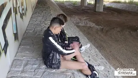 Follada exhibicionista bajo un puente entre chicos