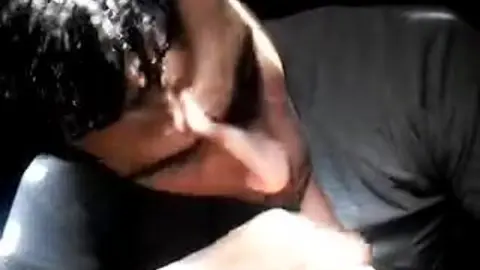 Twink árabe tarado bate uma e leva rola