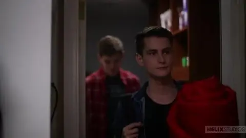 Scopata bareback profonda col coinquilino