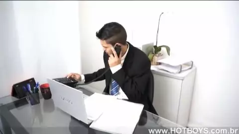 Il tirocinante succhia il cazzo XXL del capo