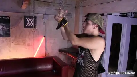 Aggressiver Top fickt den Arsch eines gefesselten Twinks