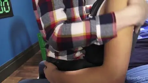 Teen de 18 anos levado no doggy style