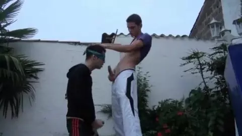Bastardo fa un pompino a un teppista in tuta