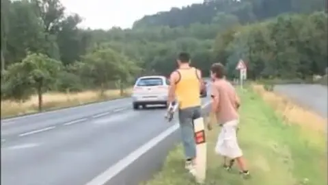 Scopata appassionata in fattoria, tra la paglia