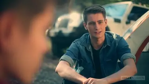 Excursionistas follan en medio del bosque