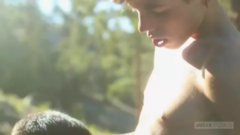 Escursionisti scopano in mezzo alla foresta