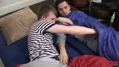 La festa in pigiama finisce con masturbazione reciproca e scopata bareback