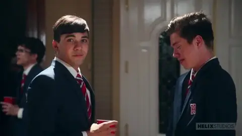 Un giovane scopatore deflora il culo del suo compagno dopo la lezione