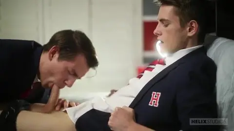 Jovem comedor desflora a bunda do colega após a aula