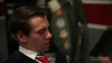 Un giovane scopatore deflora il culo del suo compagno dopo la lezione