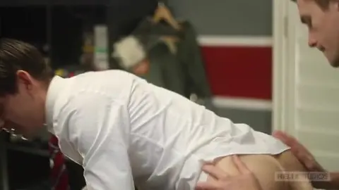 Joven follador desvirga el culo de su compañero después de clase