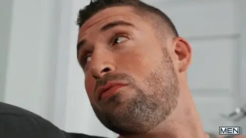 Edward Terrant si fa scopare il culo dal suo coinquilino