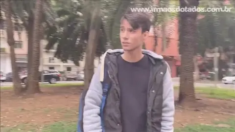 Strofina il cazzo contro il culo del suo amico addormentato