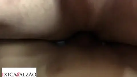 Доминирующий плохиш получает минет, пока курит косяк