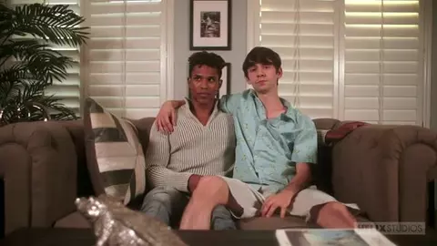 Twink setzt sich auf den Schwanz eines schwarzen Hunks