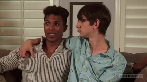 Un twink si siede sul cazzo di un nero muscoloso