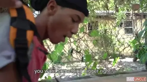 Paga uno studente liceale incontrato per strada per farsi scopare da lui