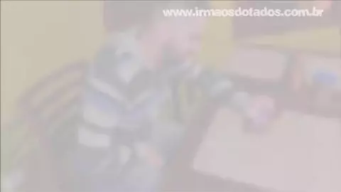 Sorprende i suoi cugini mentre follano