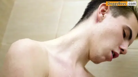 Si masturba il suo grosso cazzo nella doccia - Marek Svoboda