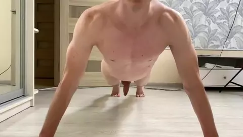 Atleta de 18 anos exibe os músculos