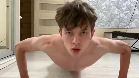 Atleta diciottenne mostra i muscoli