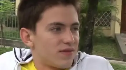 Il mio vicino si fa succhiare il cazzo grosso