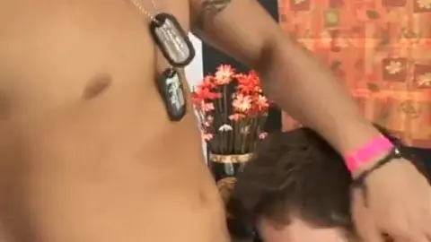 Il mio vicino si fa succhiare il cazzo grosso