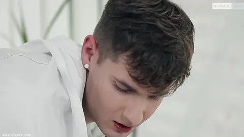 Il dottore gli afferra il culo per scoparlo