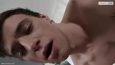 POV arrapato con un giovane stallone — Denis Reed & Rokas Zilina